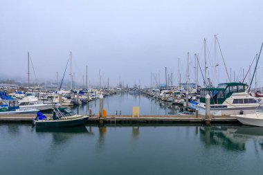 El Granada, California USA - 12 Eylül 2020 San Francisco yakınlarındaki Half Moon Körfezi 'ndeki balıkçı iskelesine yanaştı.