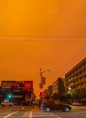 San Francisco ABD - 9 Eylül 2020: Kaliforniya 'daki rekor orman yangınlarından kaynaklanan yoğun turuncu sis, Körfez Bölgesi' ndeki kül ve duman gündüz görüntüsü