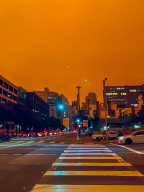 San Francisco ABD - 9 Eylül 2020: Kaliforniya 'daki rekor orman yangınlarından kaynaklanan yoğun turuncu sis, Körfez Bölgesi' ndeki kül ve duman gündüz görüntüsü