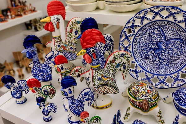 Platos tradicionales portugueses de azulejo y Gallo Barcelos o Galo de Barcelos en una tienda de recuerdos en Oporto, Portugal — Foto de Stock