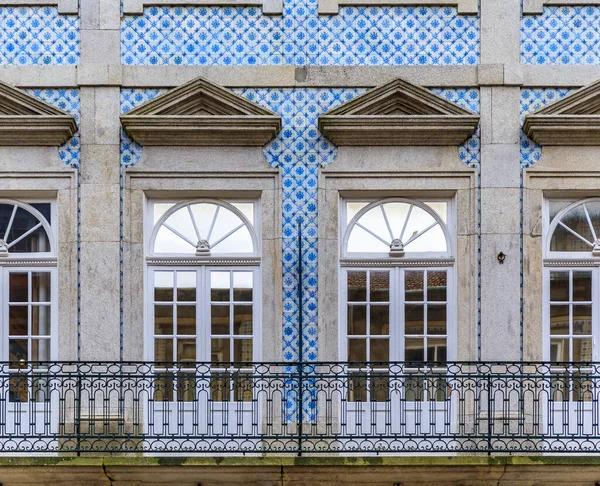 Traditional facade of a Portuguese house decorated with ornate azulejo tiles in the streets of Porto, Portugal — Stock Photo, Image