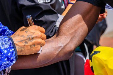 Monte Carlo, Monaco - 24 Mayıs 2019: İngiliz yarış sürücüsü Lewis Hamilton, 6 kez Formula 1 Dünya Şampiyonu Monako F1 Grand Prix 'de bir taraftarın koluna imza attı