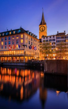 Aziz Peter Kilisesi 'nin ikonik saat kulesi Eski Şehir' deki veya İsviçre 'nin Zürih kentindeki Altstadt kentindeki tarihi binalar tarafından günbatımında çerçevelenmiştir.