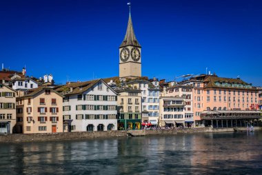 Avrupa 'nın en büyük kilise saatine sahip Iconic St. Peter Kilisesi ve İsviçre' nin Zürih eyaletinin Altstadt kentindeki Limmat Nehri üzerindeki tarihi binalara sahiptir.