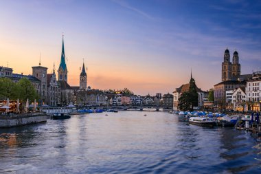 İkonik sahtekar ve Aziz Peter kiliseleri, Grossmunster Romanesk katedrali ve Limmat Nehri, Zürih, İsviçre 'deki tarihi binaları olan şehir manzarası