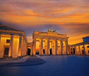 Almanya 'da gün batımında Berlin Brandenburg Kapısı Brandenburger Tor