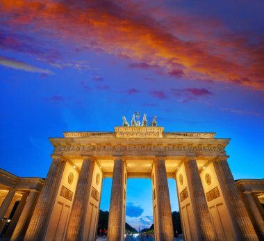 Almanya 'da gün batımında Berlin Brandenburg Kapısı Brandenburger Tor