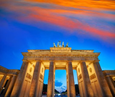Almanya 'da gün batımında Berlin Brandenburg Kapısı Brandenburger Tor