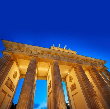 Almanya 'da gün batımında Berlin Brandenburg Kapısı Brandenburger Tor
