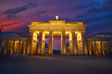 Almanya 'da gün batımında Berlin Brandenburg Kapısı Brandenburger Tor