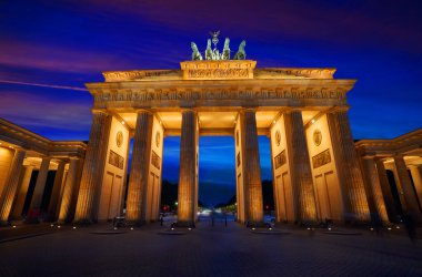 Almanya 'da gün batımında Berlin Brandenburg Kapısı Brandenburger Tor