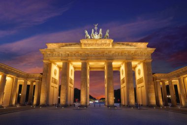 Almanya 'da gün batımında Berlin Brandenburg Kapısı Brandenburger Tor