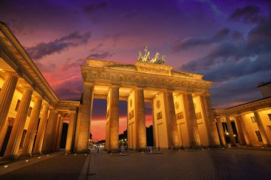 Almanya 'da gün batımında Berlin Brandenburg Kapısı Brandenburger Tor
