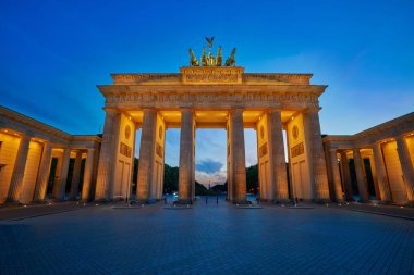 Almanya 'da gün batımında Berlin Brandenburg Kapısı Brandenburger Tor