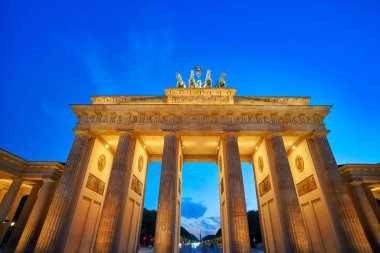 Almanya 'da gün batımında Berlin Brandenburg Kapısı Brandenburger Tor