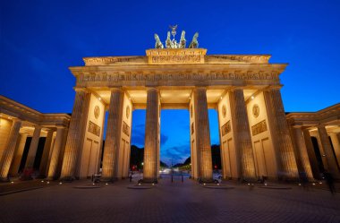 Almanya 'da gün batımında Berlin Brandenburg Kapısı Brandenburger Tor