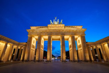 Almanya 'da gün batımında Berlin Brandenburg Kapısı Brandenburger Tor