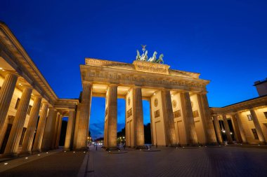 Almanya 'da gün batımında Berlin Brandenburg Kapısı Brandenburger Tor