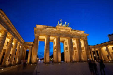 Almanya 'da gün batımında Berlin Brandenburg Kapısı Brandenburger Tor