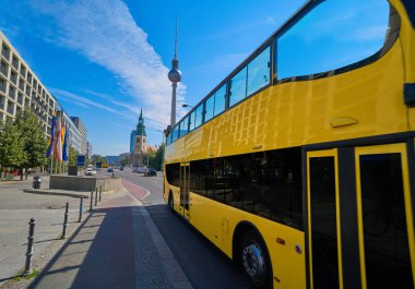 Berlin sarı turist otobüsü Almanya Berliner Dom yakınındaki