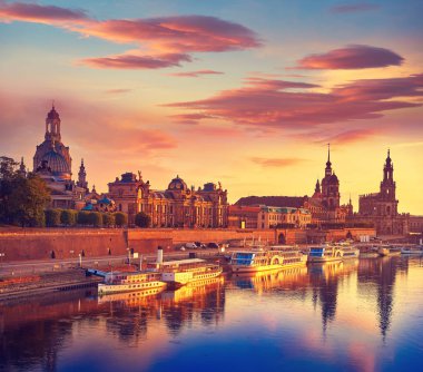 Dresden manzarası reflecion Elbe nehrinde Saxony, Almanya için gün batımında