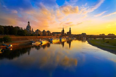 Dresden manzarası reflecion Elbe nehrinde Saxony, Almanya için gün batımında