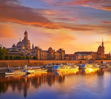 Dresden manzarası reflecion Elbe nehrinde Saxony, Almanya için gün batımında
