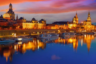 Elbe Nehri Almanya'daki Saksonya Dresden günbatımı manzarası reflecion