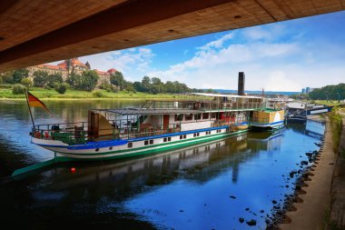 Dresden Elbe Nehri ve tekneler Saxony, Almanya için
