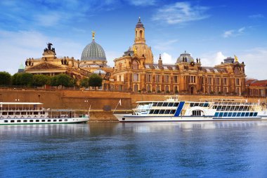 Elbe Nehri Almanya'daki Saksonya Dresden manzarası reflecion