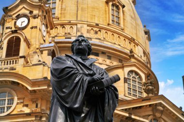 Martin Luther memorial heykel geliştirerek Dresden Frauenkirche yakınındaki