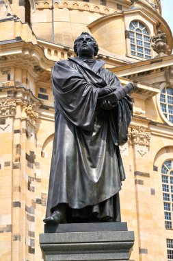 Martin Luther memorial heykel geliştirerek Dresden Frauenkirche yakınındaki