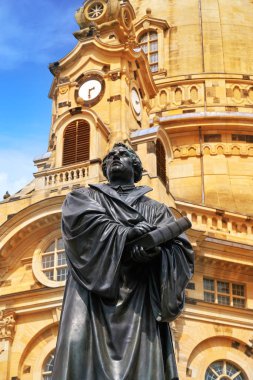 Martin Luther memorial heykel geliştirerek Dresden Frauenkirche yakınındaki