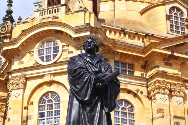 Martin Luther memorial heykel geliştirerek Dresden Frauenkirche yakınındaki