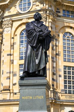 Martin Luther memorial heykel geliştirerek Dresden Frauenkirche yakınındaki