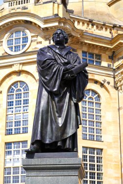 Martin Luther memorial heykel geliştirerek Dresden Frauenkirche yakınındaki