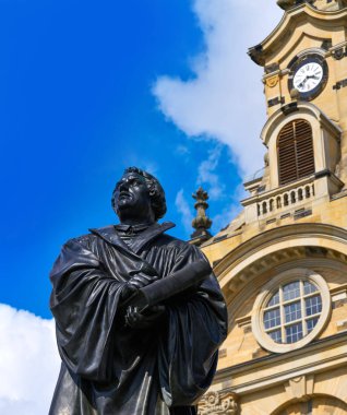 Martin Luther memorial heykel geliştirerek Dresden Frauenkirche yakınındaki