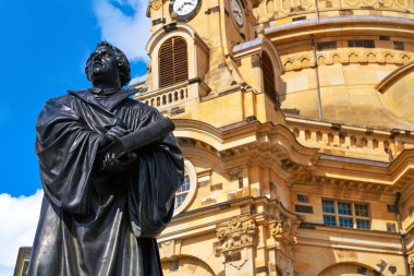 Martin Luther memorial heykel geliştirerek Dresden Frauenkirche yakınındaki