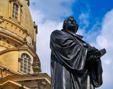 Martin Luther memorial heykel geliştirerek Dresden Frauenkirche yakınındaki