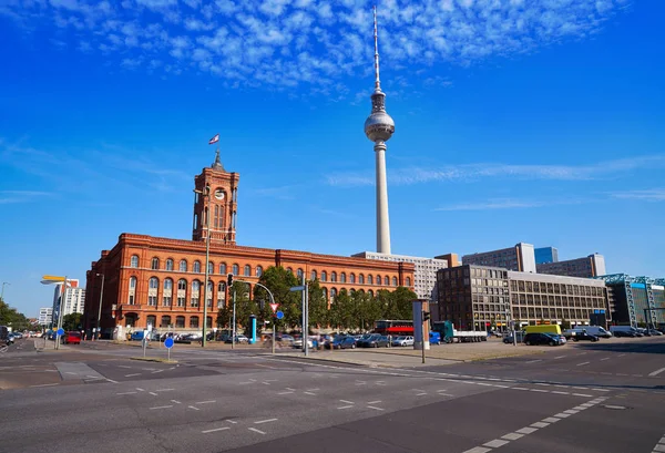 Rotes Rathaus Berlinen Fernsehturn のテレビ塔とベルリンのフリードリッヒ通り — ストック写真