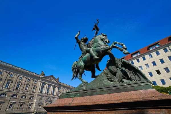 Statua Berlin Saint Georges Niemczech Obok Rzeki Spree — Zdjęcie stockowe