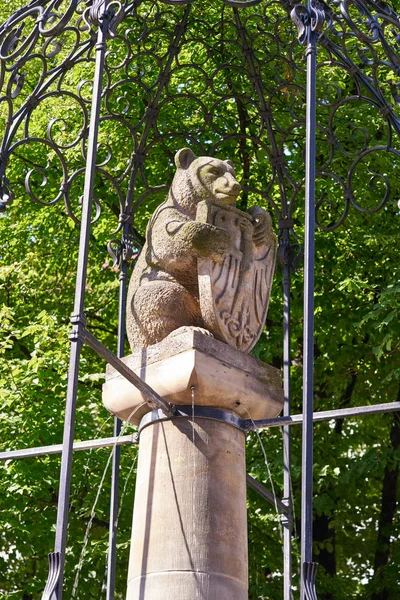 Monumento Urso Berlim Perto Igreja Nikolaikirche Alemanha — Fotografia de Stock