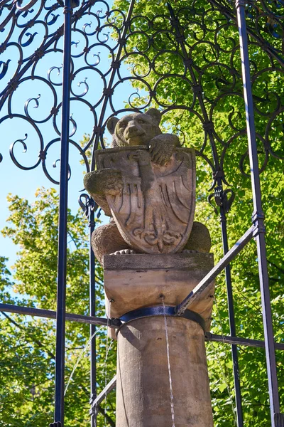 Памятник Берлинскому Медведю Возле Церкви Николайкирхе Германии — стоковое фото