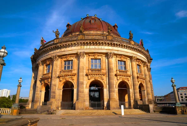 Berlin Müzesi kubbe Almanya'da iyiye işaret.