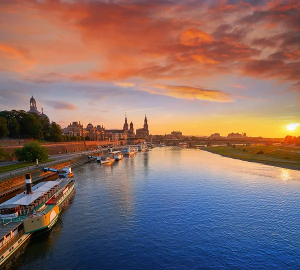 Dresden Skyline Reflecion Floden Elbe Vid Solnedgången Sachsen Tyskland — Stockfoto