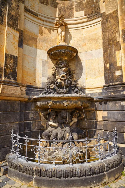 阳光喷泉在德累斯顿德国 — 图库照片