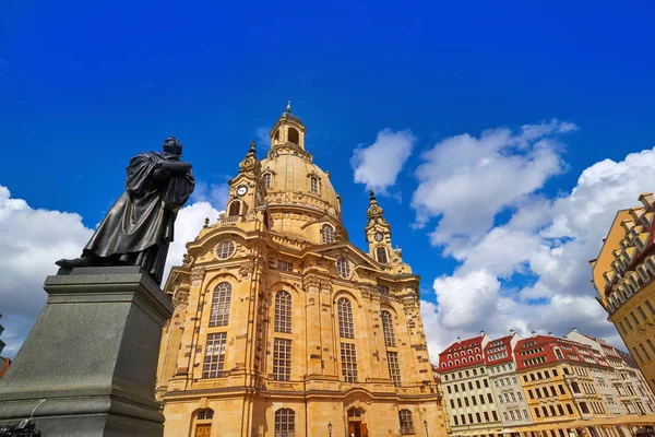 Μνημείο Του Martin Luther Και Την Εκκλησία Frauenkirche Της Δρέσδης — Φωτογραφία Αρχείου