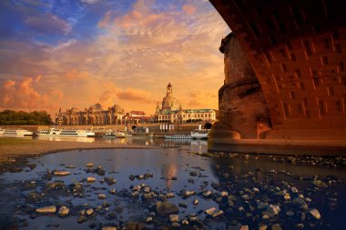 Elbe Nehri Almanya'daki Saksonya Dresden manzarası reflecion