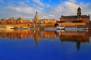 Dresden manzarası reflecion Elbe nehrinde Saxony, Almanya için gün batımında