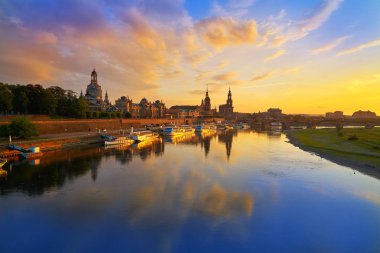 Dresden manzarası reflecion Elbe nehrinde Saxony, Almanya için gün batımında